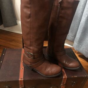 NWOT Low Heel Brown Knee High Boots with straps 💕